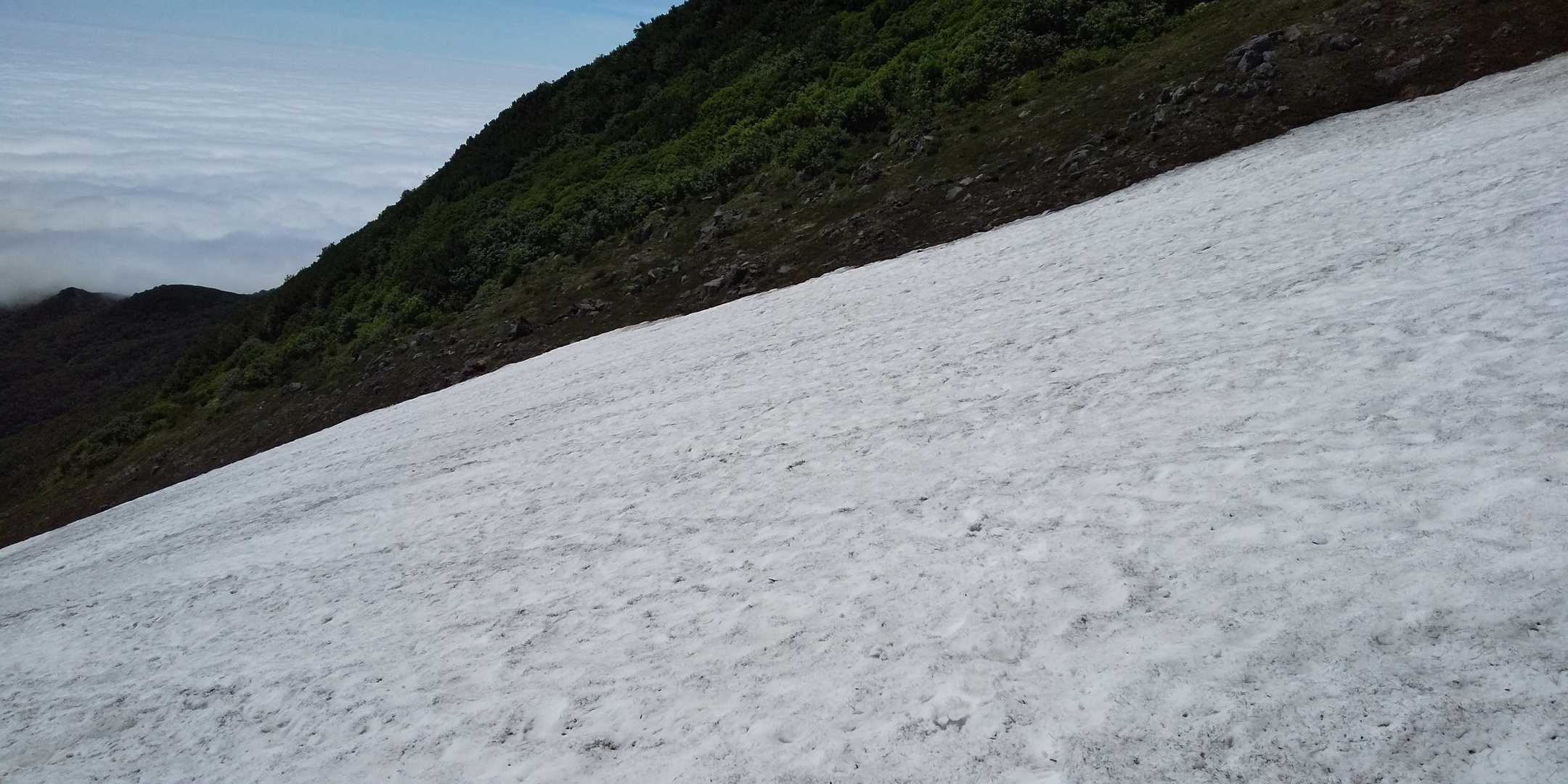 岩清水分岐まで上がるには、
雪面固い急登雪渓を行かないとダメなので、アイゼン必携ですが、無いので脇を回って行きました。