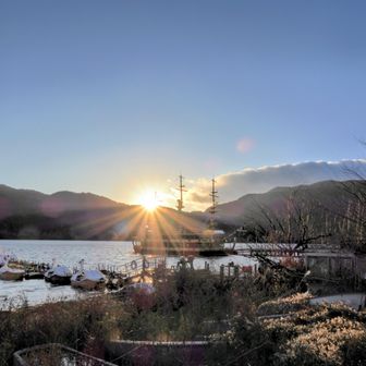 お疲れ山でした😊
無事に駐車場に着きました😊
湖には芦ノ湖の遊覧船、俺も小学校の時の遠足で芦ノ湖の海賊船みたいな遊覧船に乗ったのを思い出す😊
長々とお付き合い下さいましてありがとうございました😊
それでは今年一年ありがとうございました🙏
また来年皆さん何処かの山でお会いしましょう👋😊