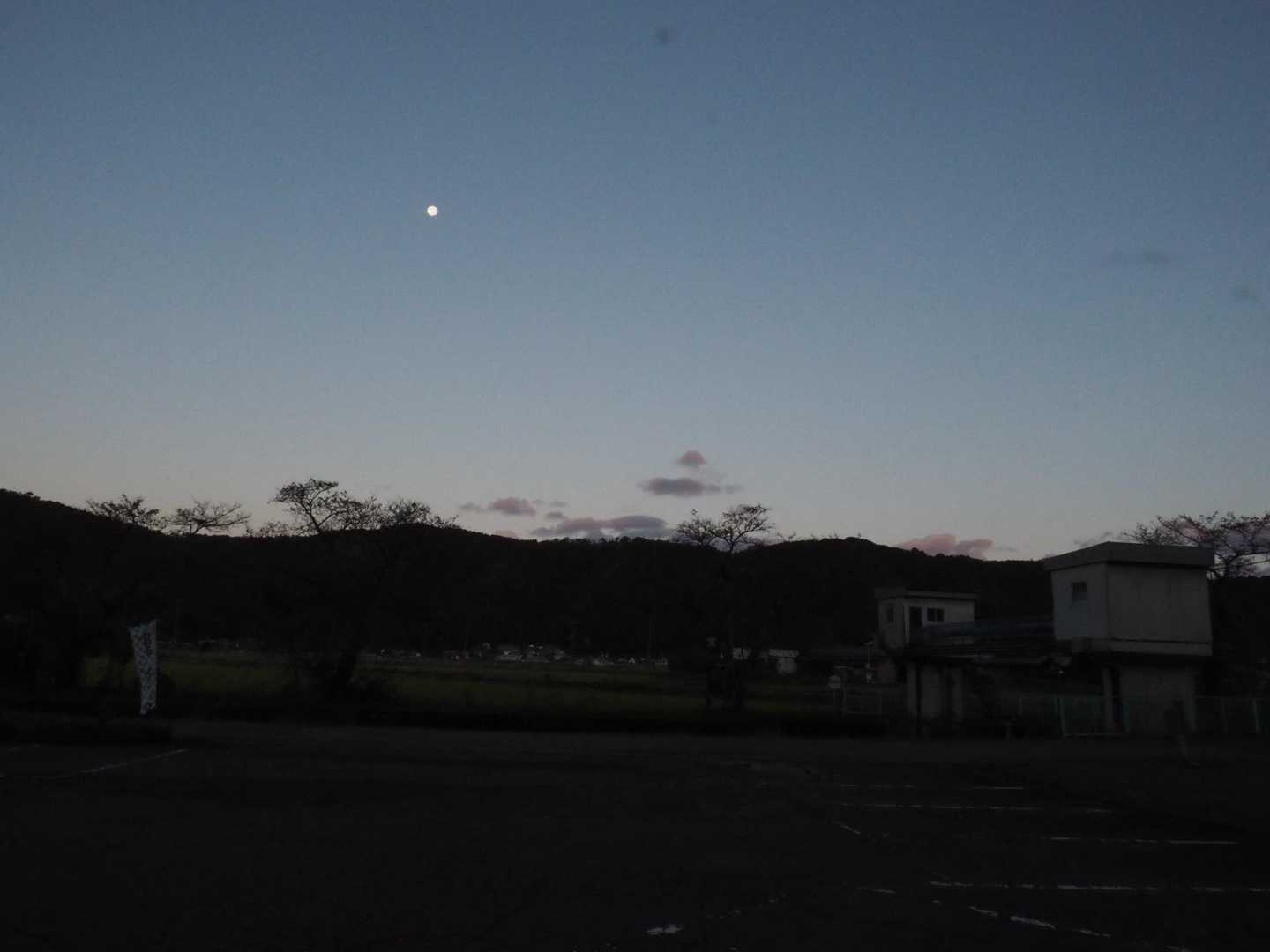 まだ月がよく見える時間帯から歩きます