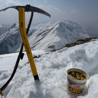 肩の小屋に戻ってきて昼食🍜
雪山で食べるカレーヌードルはサイコー😋