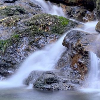 ちっちゃい滝だけど迫力あるね