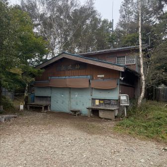 夜叉神峠小屋　バスの中では営業中と聞いたけど閉まってる？