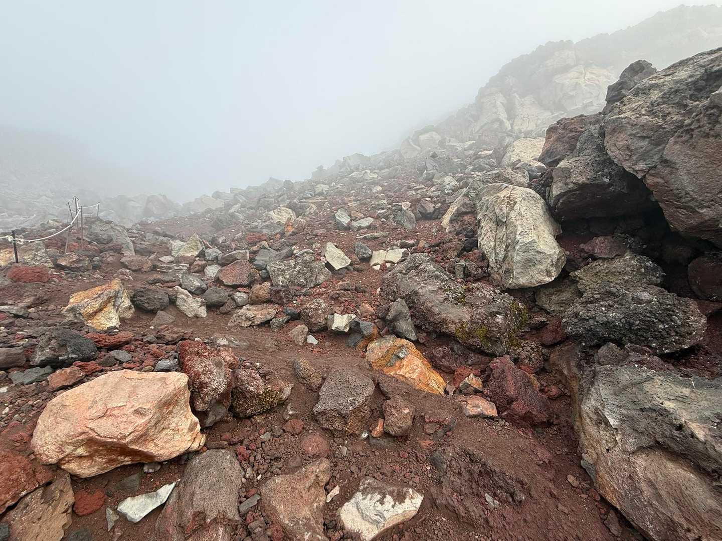 山頂手前からガスってきました、

ご来光を山頂で見ようとした方やツアーが
ちょうど下山してきて、すれ違いがかなりあり。

テレビで見るほど渋滞はしておらず、やっぱり御殿場ルート空いてる方なんだ