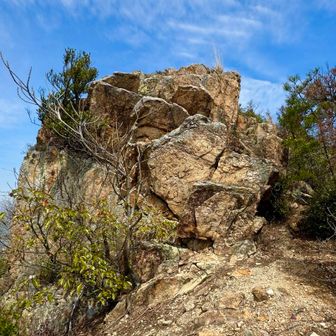 この岩塊を降る