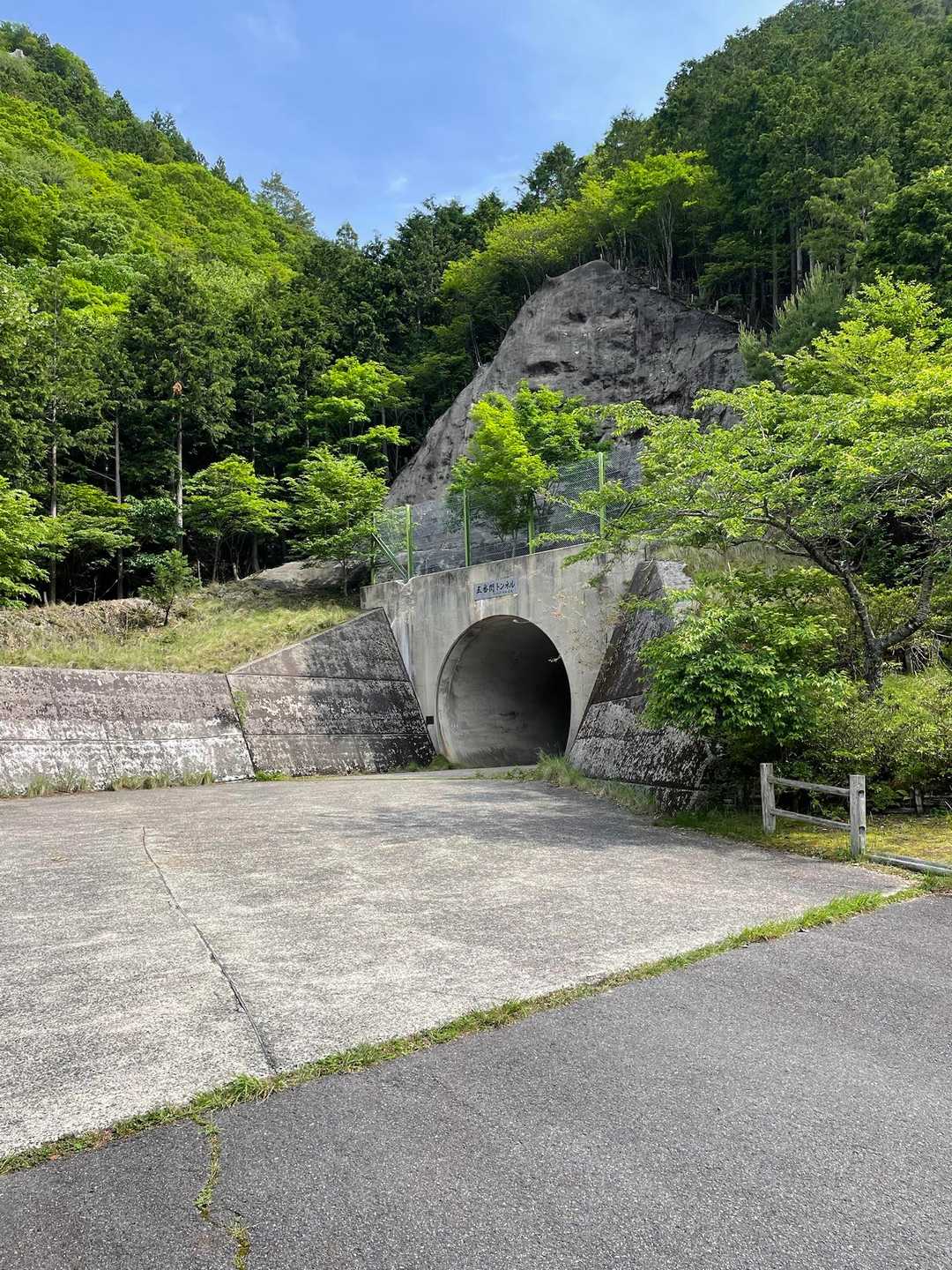 R169号川上村道の駅南の信号から林道に入りここに…。

🅿スペースはたっぷり。