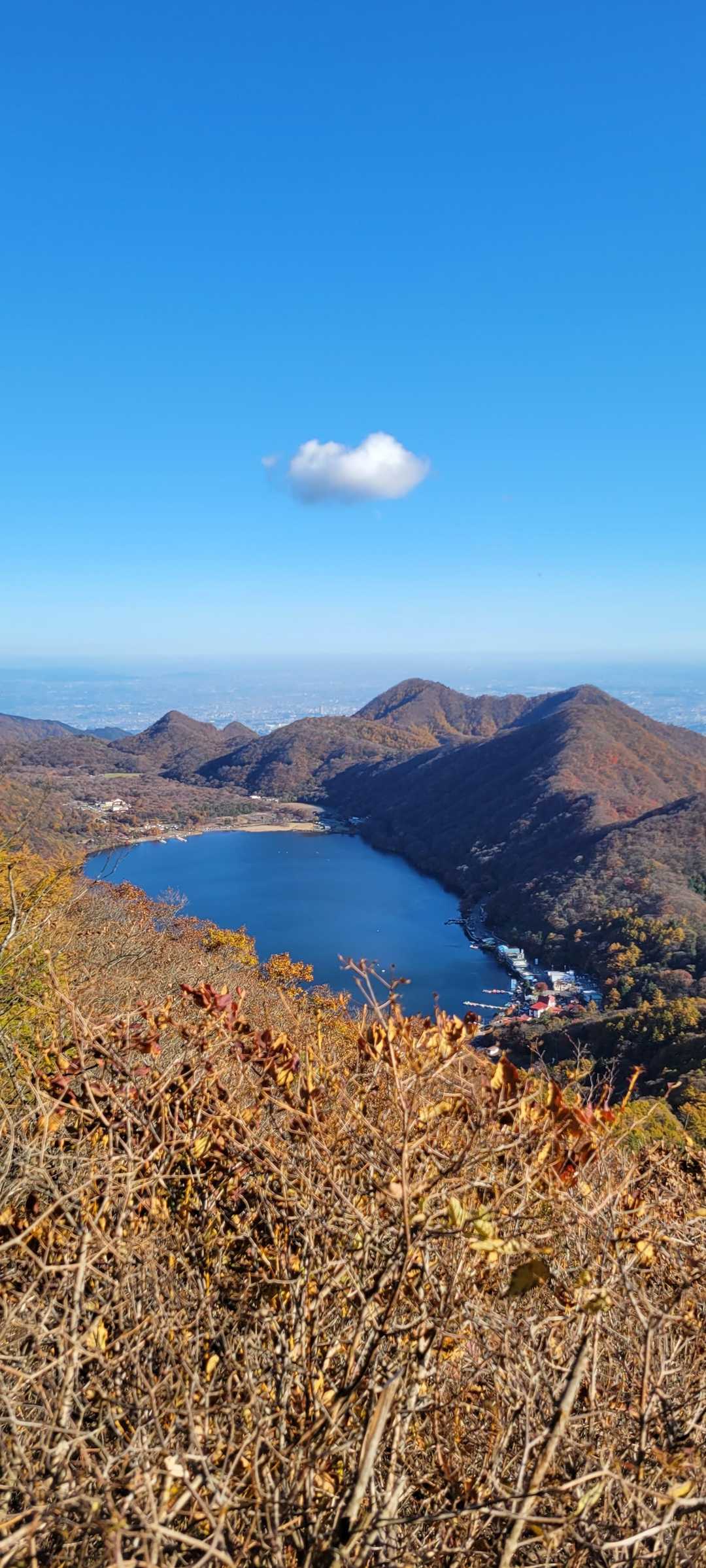 榛名湖畔　伊香保の街と青空