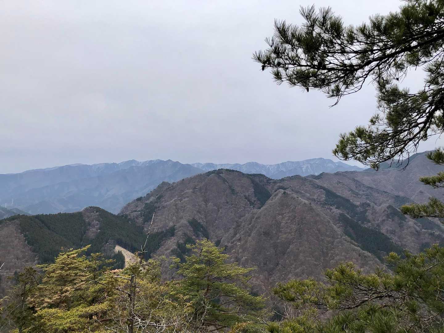 所々で秩父の山並みが見渡せる。