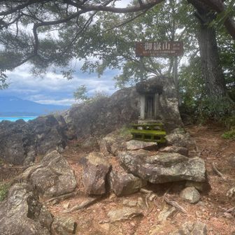 御嶽山山頂到着しました。

山頂の祠にごあいさつ🙏

ここからの眺望も素晴らしかったです。

実は、当初は、御嶽山から先の中岩や赤岩山への破線ルートも行こうと思っていたのですが、ちょっとおっかない感じだったので、やめました。

手袋とヘルメットも用意していたのですが、今日は雨降った翌日につき、滑って転んでつまらぬ怪我したら9月初旬に予定してる北アルプス縦走が…などと、考えてしまいました。（ビビリなんです）