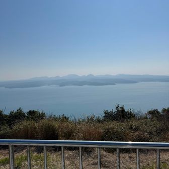 展望台からの景色。
山頂に電波塔が見える中央の山が先程登って
きた両子山です。