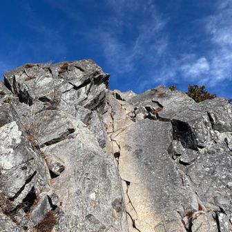 鳳岩(ｵｵﾄﾘｲｲﾜ) 
腕力で登ってしまった〜五十肩が痛む😩