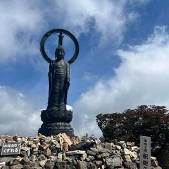 山頂の釈迦如来像　1人の強力が分割して担ぎ上げたそうですね。驚愕です。