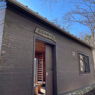 避難小屋でランチタイム