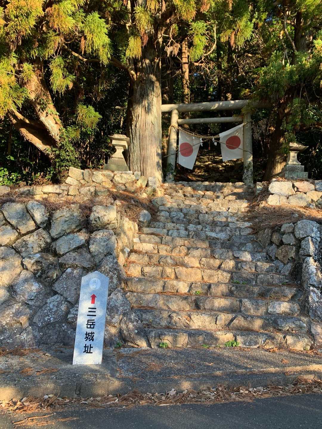 こちらの石段から三岳神社へ⛩️
楽しい今年の始まり🚶