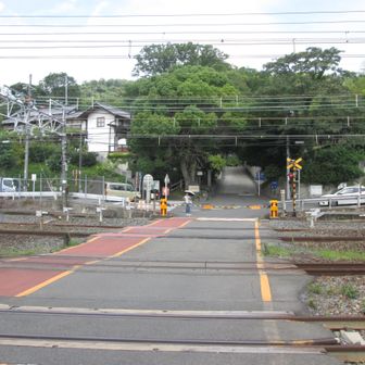 京都よりの踏切の向こうに登山口。列車本数が多く遮断機がなかなか上がらない。