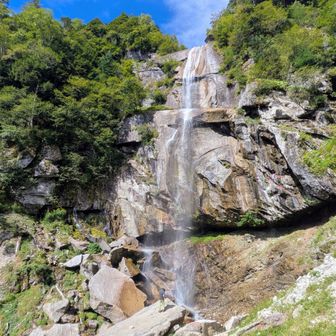 ドンドコ沢登山道にある五色ヶ滝。中央下の岩に立っているかっくんと比べると、その高さをイメージできる。