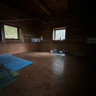 楊枝ヶ宿小屋の中
奥に私がデポってた荷物
箒で掃いて、
お世話になりました🙇
