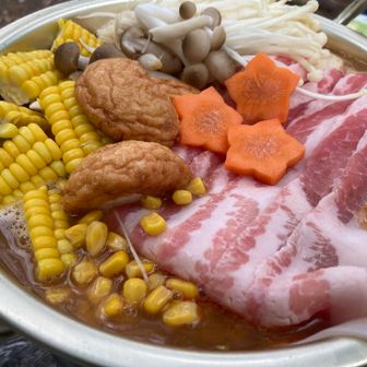 今回の鍋は濃厚味噌バターコーン鍋
次回は野菜半分にしておつまみ多めにしよう📝