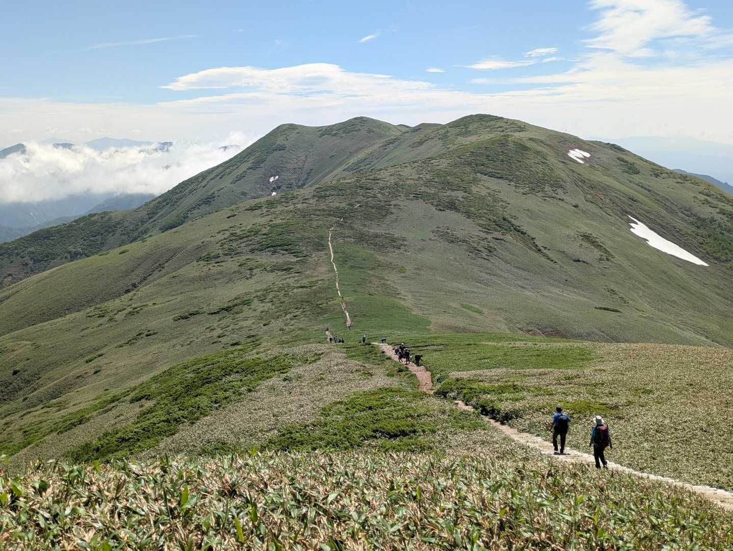 戻った平標山から、仙ノ倉山方面を望む