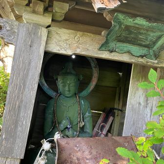 祠が傾いてます。