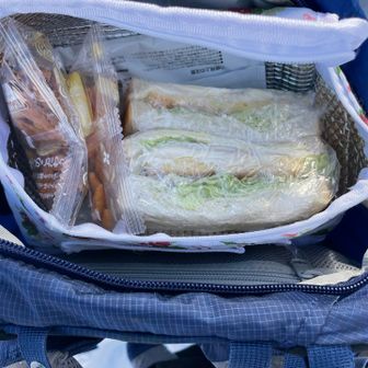 座るところがないので⛄️
立ち食いそばならぬ、立ち食いサンド🥪