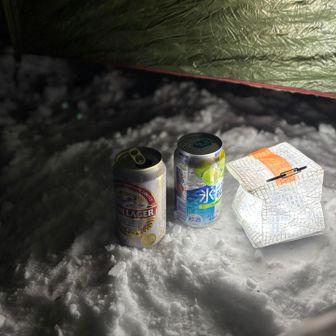 まあ飲もうぜ。
テント内マイナス１３度。おもったより暖かくてちょっと拍子抜けでしたが笑、おかげで快適に過ごせました。
いつのまにか寝落ち