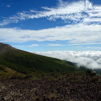 南月山側から見る茶臼岳も良い