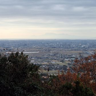 曇り空に、うっすらと雲仙が浮かんでいるのが見える✨
