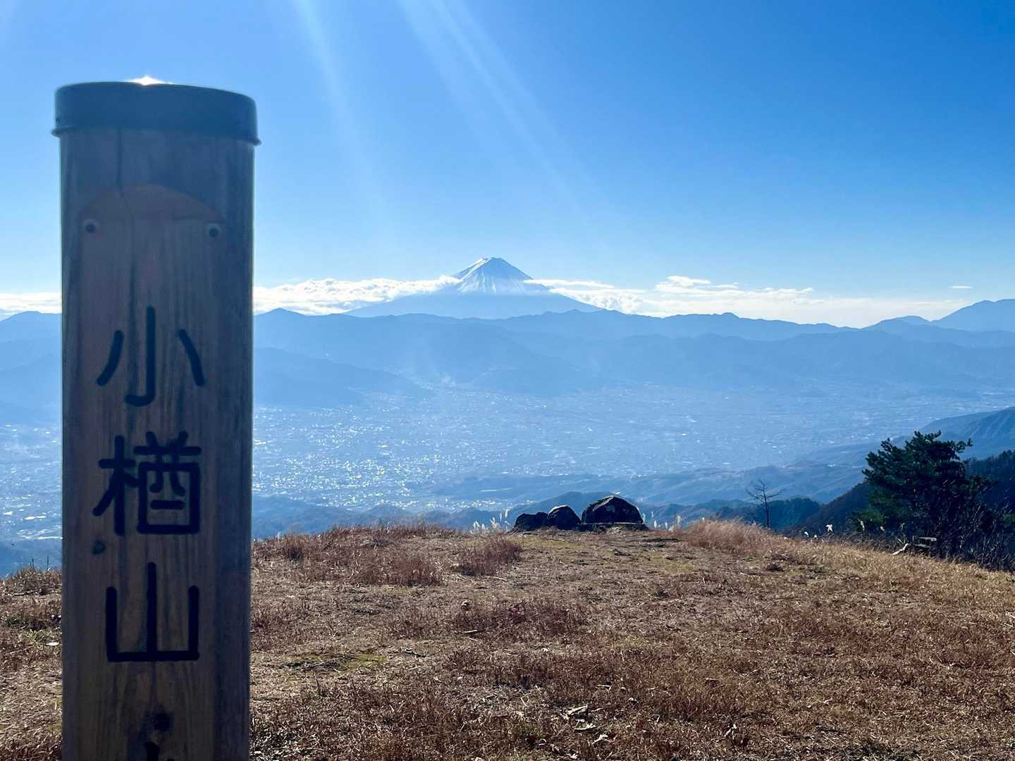 御坂山塊と奥に富士山
どーんと目の前にこの景色が見られるのは感動です✨