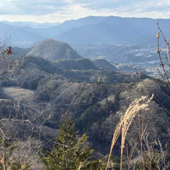 歩いて来た山を振り返って。