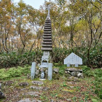 そして太郎山からは写真も撮らず､長い稜線を黙々と降りてきた。写真はゴール直前の慰霊塔？