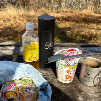 外のベンチで一人ランチ