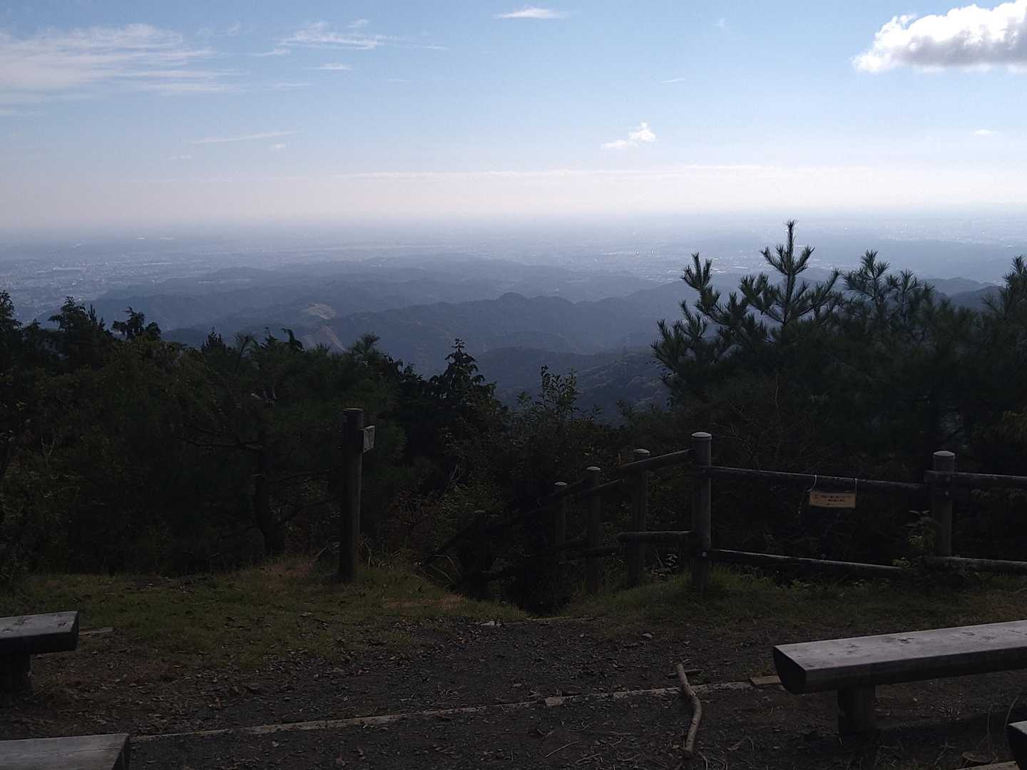 日の出山から東京都内を望む。今日はいい天気！　ここでバッテリーをつけて写真撮ったあと通信を試みましたが圏外でした・・・