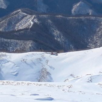 中央に平標山の家🏠見えてる（この季節はクローズ❌）南側の窓？からは確か入れたかな、、