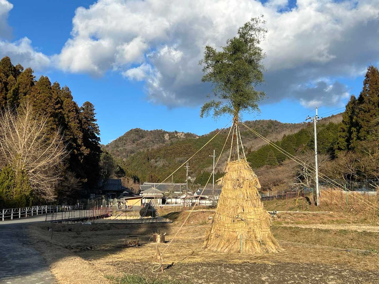 どんと焼き(どんど・左義長)がある。人いないけど3連休中に燃やすのでしょう。