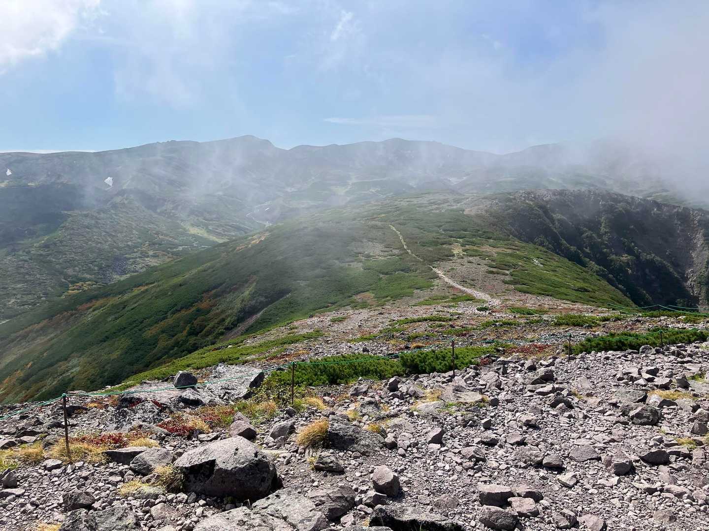帰り道の黒岳山頂。ガスがかかり始めましたが、これも神秘的で素敵