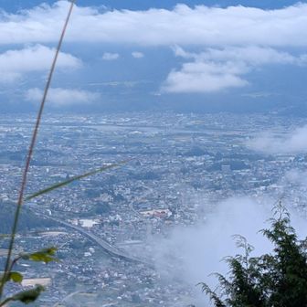 ガスがはけて飯田市街が見えて来ました。雄大な伊那谷の景色も良かった。