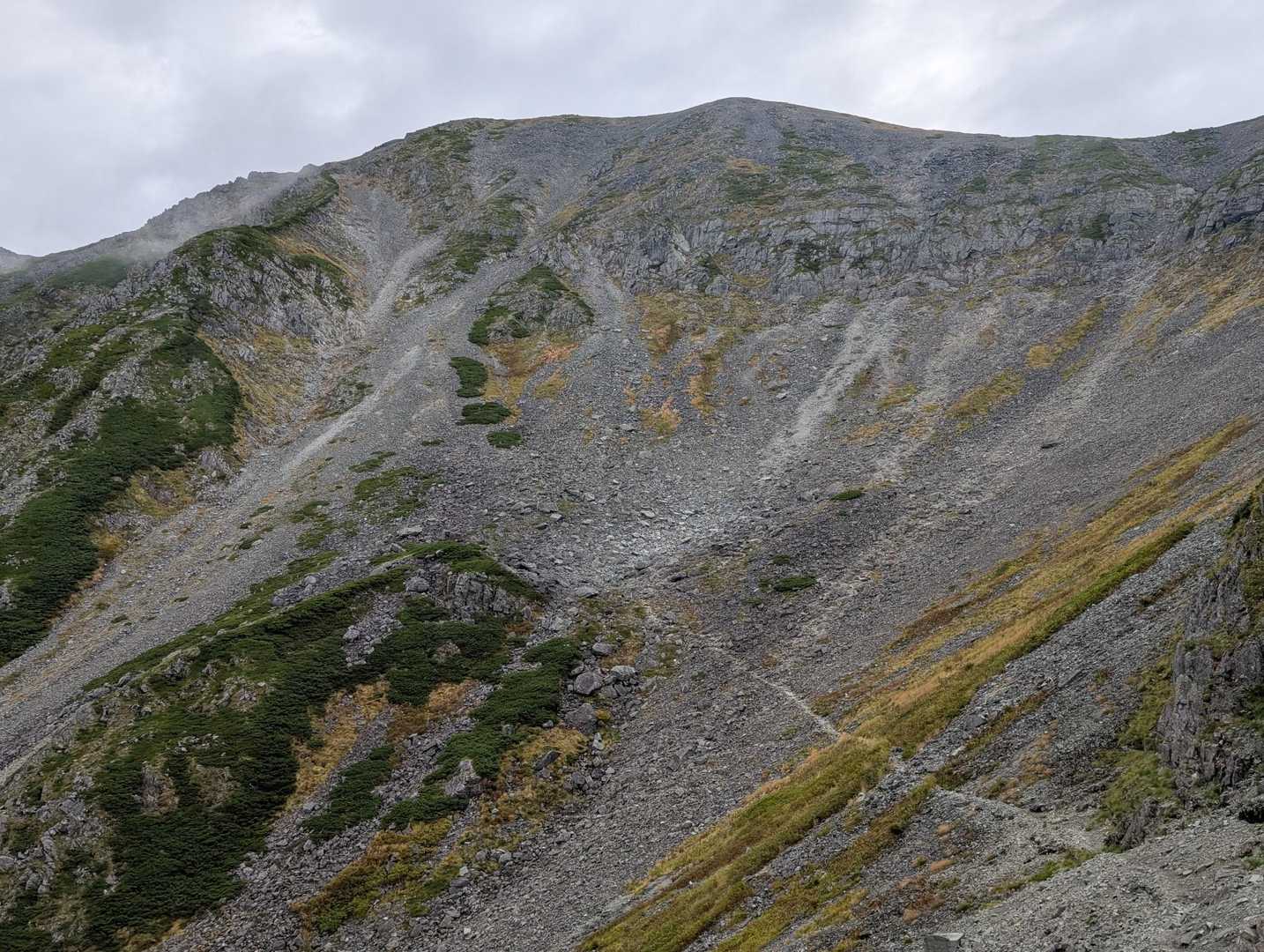 南岳山頂はなだらかですが、登るまでが、めちゃ急登です。🧗‍♀