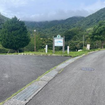 駐車場に忘れもの取りに戻りまた、左に行って道迷ってタイムロス。ここは真っ直ぐです。