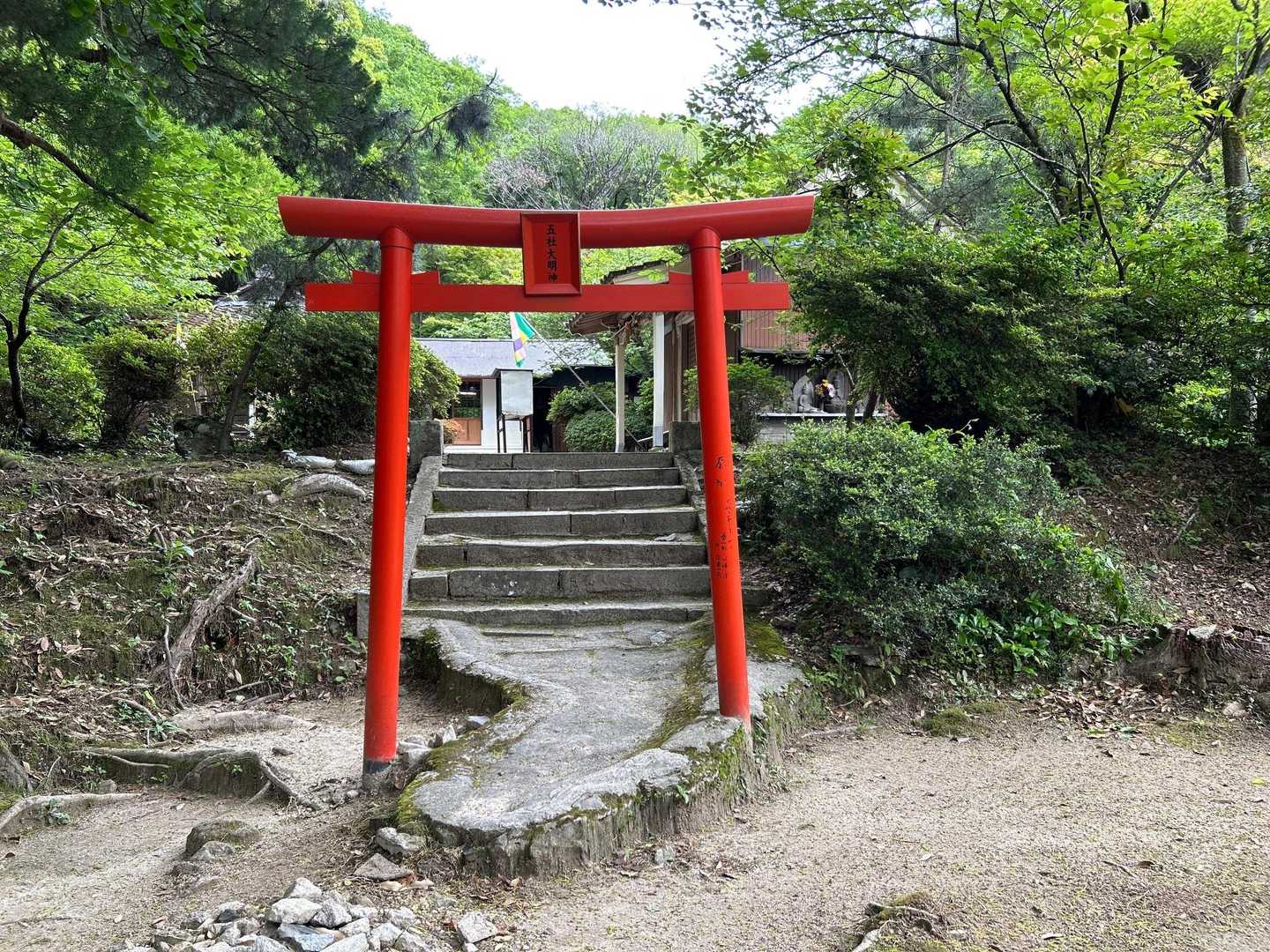 新緑の中の赤い鳥居⛩️
水が流れる音と鳥の声が聞こえる静かな神社です
