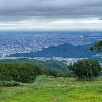以前歩いた時は、ガスで真っ白だったけど、いい景色を見ながら歩けるコースです