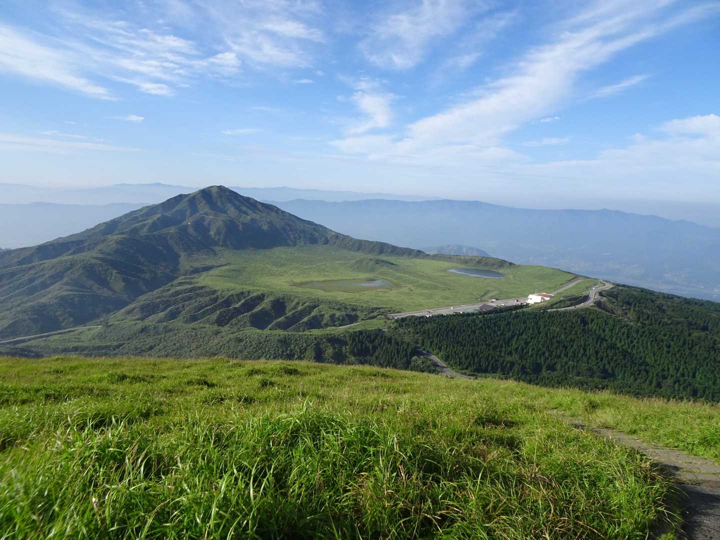 すっかり青空の草千里へ、下ります👣