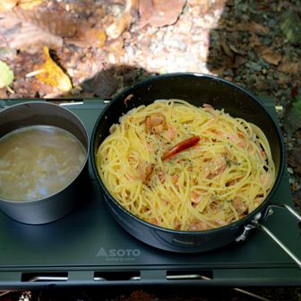 具無しは味気ないと思い、スモークチキンと小エビを追加して完成!
ほんの少しパスタ焦げちゃったけど、ウマイ✨️
腹減りだったので一気に完食でした😋