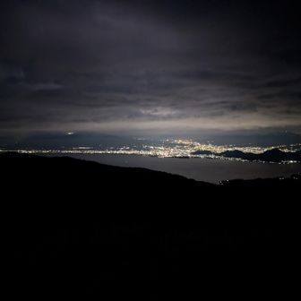 どこの街の夜景なのかよくわからん(・×・)