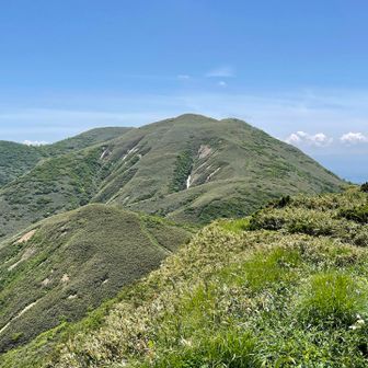 音動岳から真昼山を望む