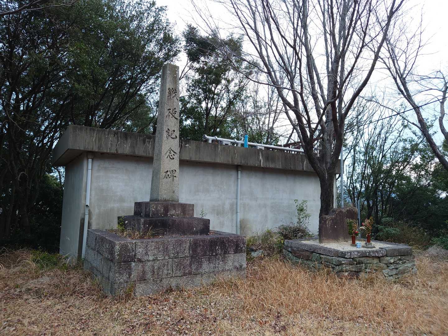 飯盛山。墓地の坂道を上りつめたところに写真の石碑があり、この辺がてっぺんかなと。