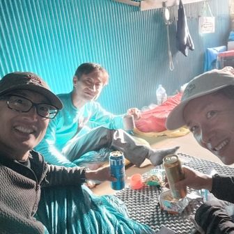 乾杯！
このあと、３名のグループが到着して全部で７名となりました。