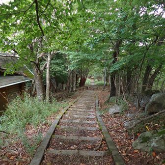 野営場が見え安堵。脚の心配は不要かな。山登りを再開します。よろしくお願いいたします。
