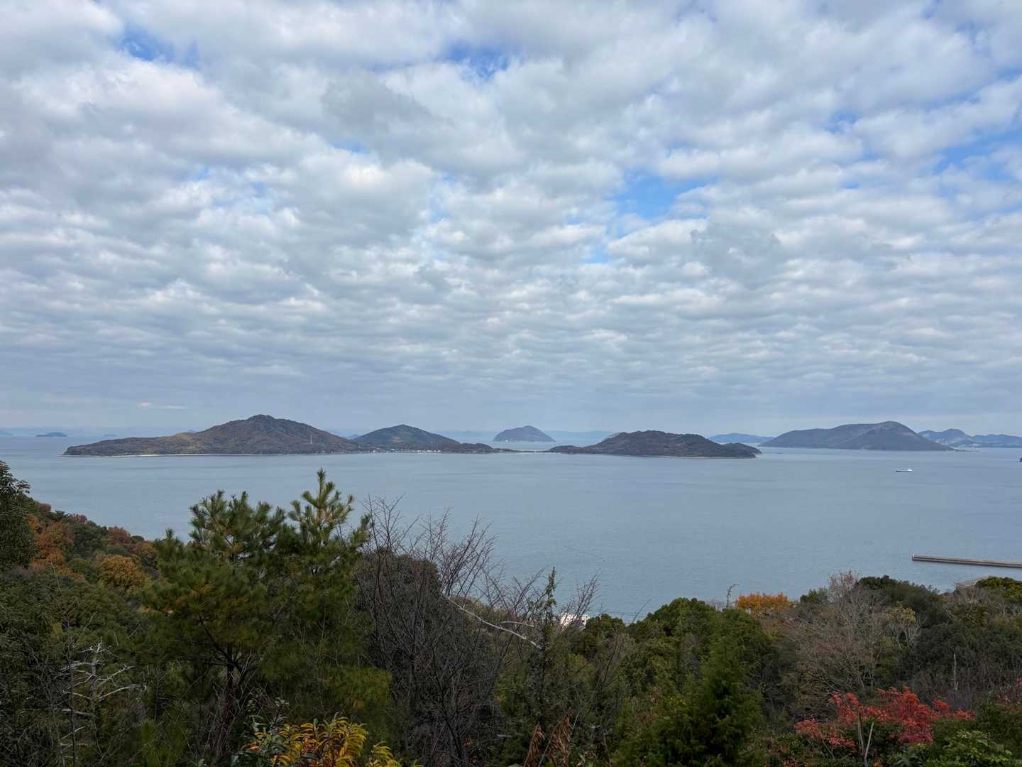 展望所から
左が粟島
右が志々島