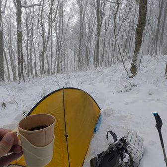 前岳に戻ったらテントが！挨拶したらまたコーヒーご馳走になっちゃった😁。お疲れ様でした！