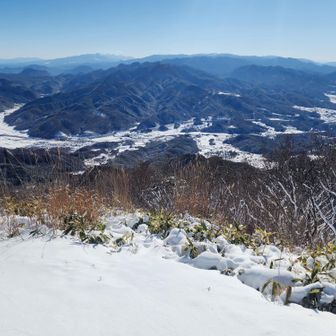 麻績村の街並みと奥に八ヶ岳、こんな地形になっているとは知らなかった、四阿屋山も未踏だから登りたい